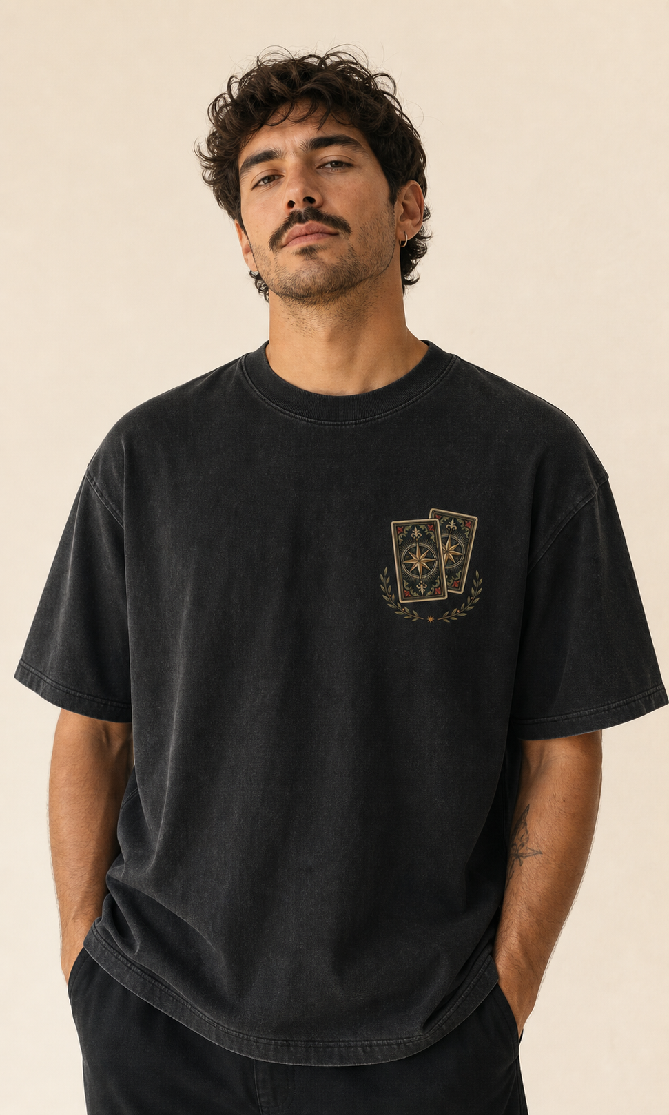 Camiseta Arcanos de Barrio con el sello de dos cartas en el pecho